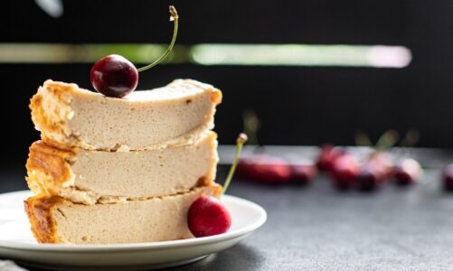 Keto sernik z mascarpone: 5 przepisów na niskowęglowodanowe desery