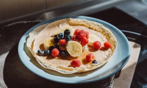 Keto pancakes: przepisy na wytrawne i słodkie pankejki z mąki kokosowej i migdałowej