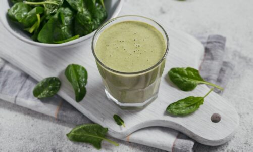 20 przepisów na smoothie ze szpinakiem na oczyszczanie i odchudzanie