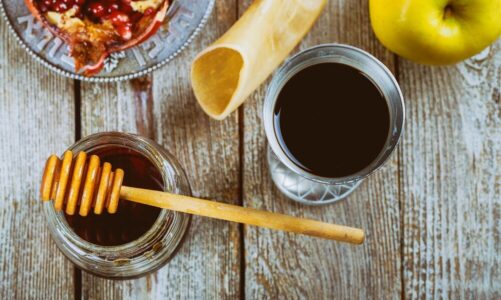 Kaloryczność miodu: Ile kcal ma miód i jego wpływ na odchudzanie