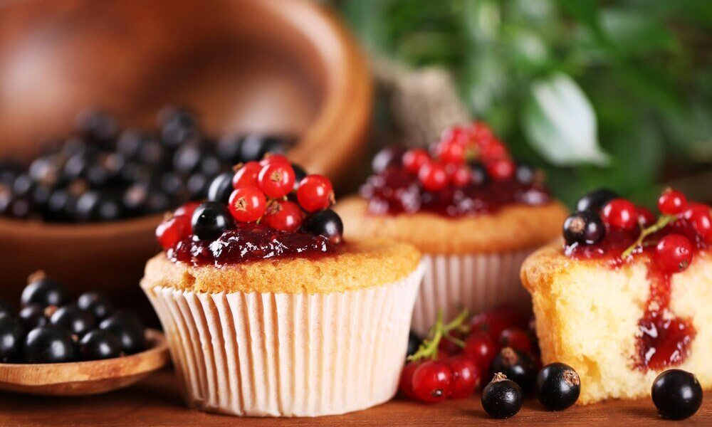 Babeczki z budyniem i owocami – deser na każdą okazję