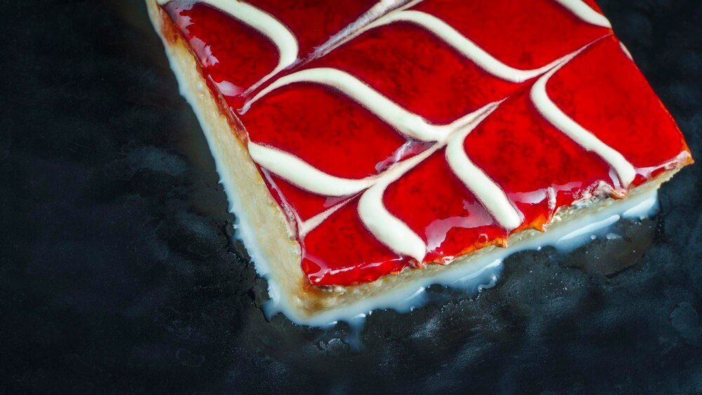 Biszkopt z masą budyniową i galaretką – efektowne ciasto na każdą okazję