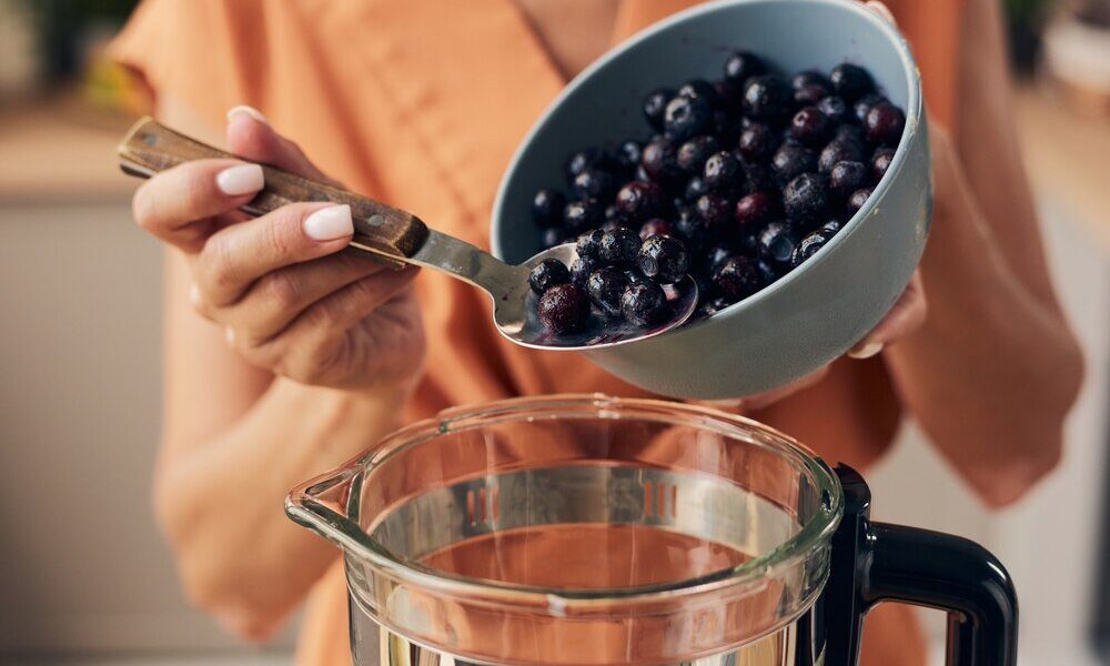 Jak zrobić sok z borówki amerykańskiej na zimę – sprawdzony domowy sposób