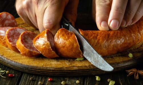 Kiełbasa z sarny – przepis na domową wędlinę