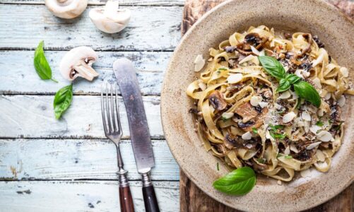 Makaron z pieczarkami i serem żółtym – szybki, kremowy obiad