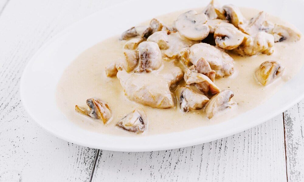 Potrawka z kurczaka z pieczarkami – delikatny sos do ziemniaków