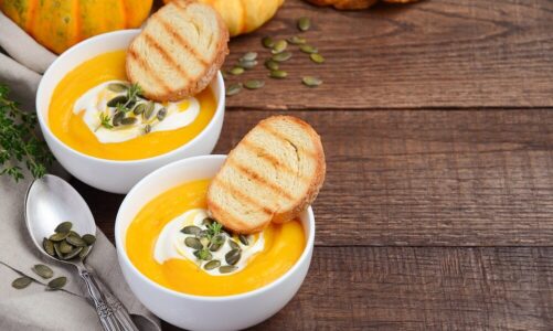 Prosty przepis na krem z dyni z grzankami – rozgrzewająca zupa na jesień