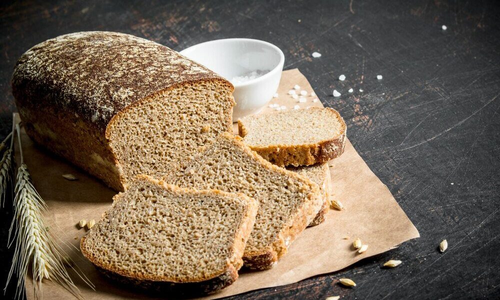 Przepis na chleb razowy na drożdżach – puszysty i wilgotny bochenek