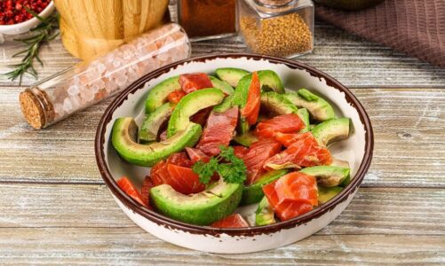 Sałatka z łososiem i awokado – lekka kolacja pełna zdrowia