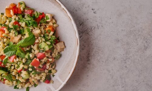 Sałatka z ryżem makaronowym i szynką – szybki i prosty przepis