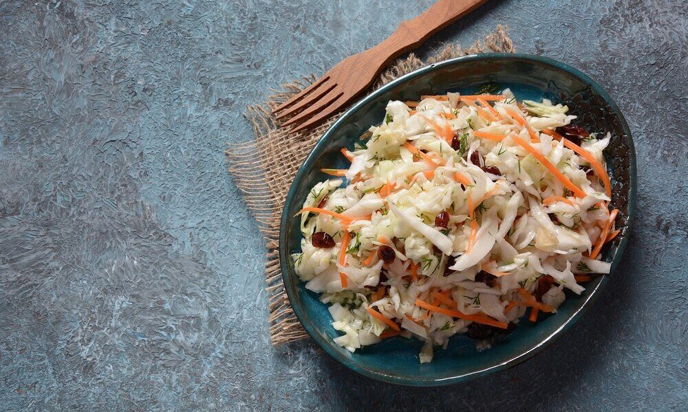 Surówka z kapusty białej i marchewki – klasyk do obiadu