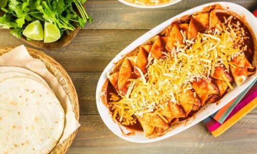 Zapiekana tortilla z kurczakiem – szybki obiad z piekarnika